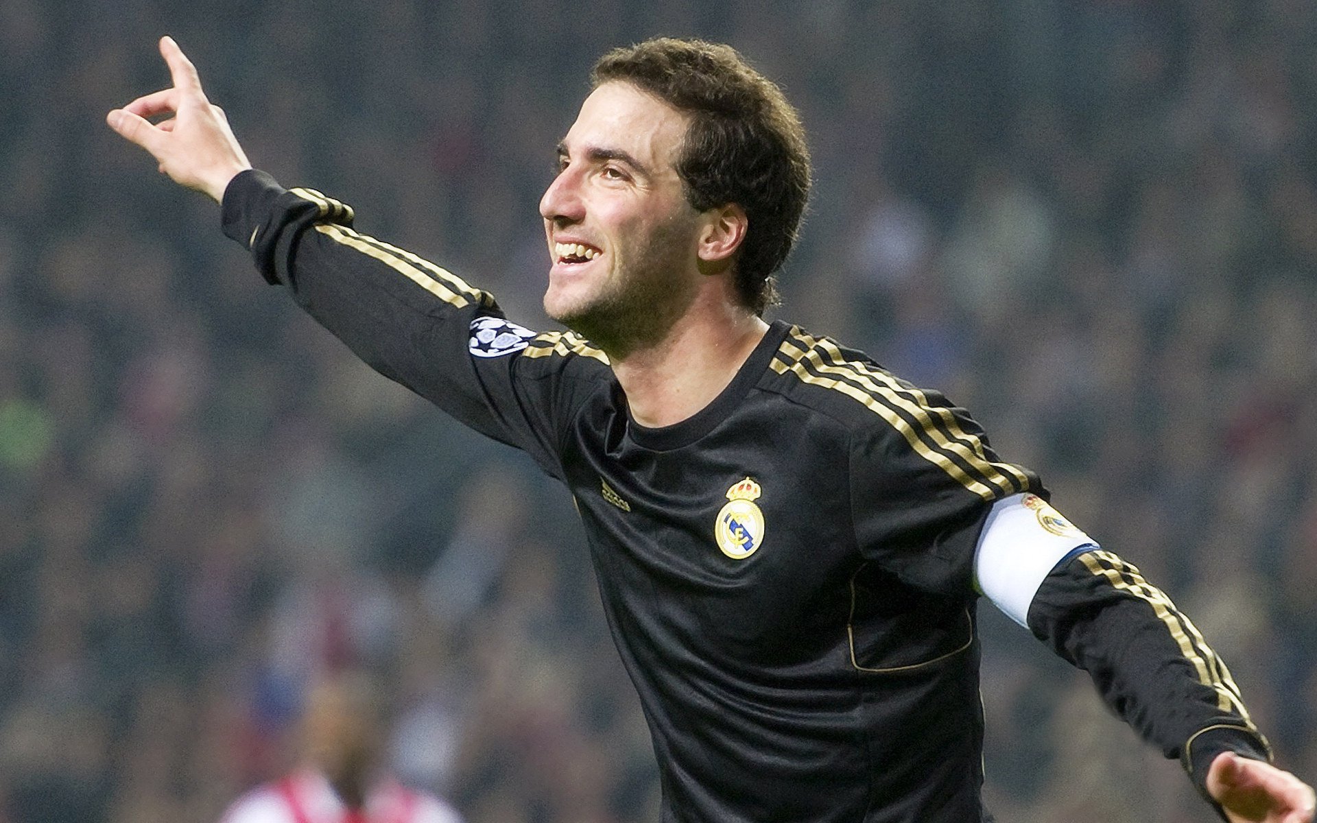 足球明星回归国家队引关注，足球明星退役后